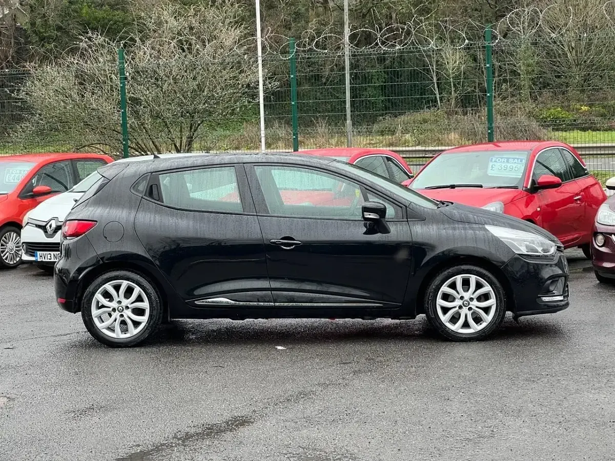 Used Renault Clio Dynamique 90 HP (66 kW) 2017 Black Hatchback