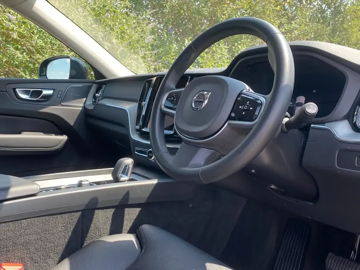 Used Volvo XC60 Plus 250 HP (183 kW) 2025 Platinum grey SUV