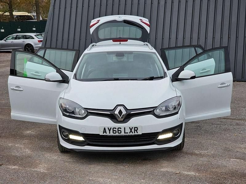 Used Renault Mégane GrandTour Dynamique 110 HP (80 kW) 2016 White Estate