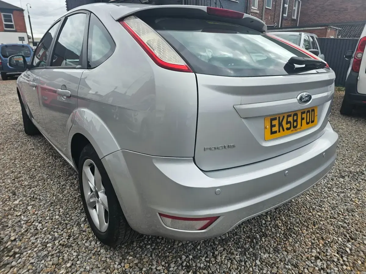 Usado Ford Focus Zetec 100 CV (73 kW) 2008 Plateado Utilitario