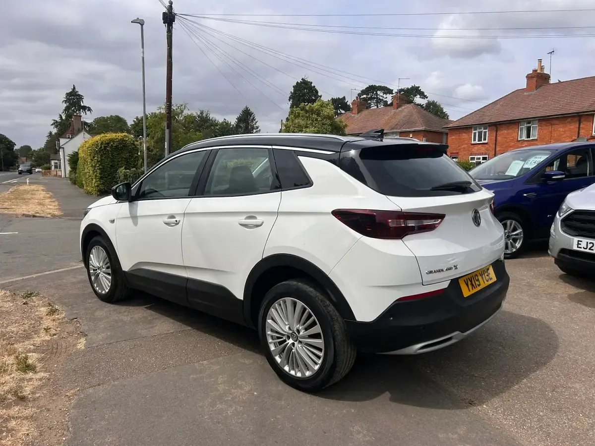 Used Vauxhall Grandland X Sport 130 HP (95 kW) 2019 White SUV