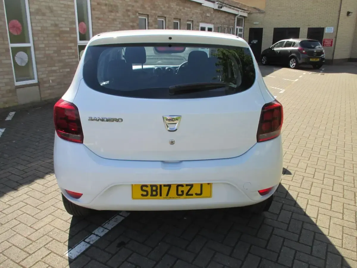 Używany Dacia Sandero Ambiance 90 KM (66 kW) 2017 Biały Hatchback