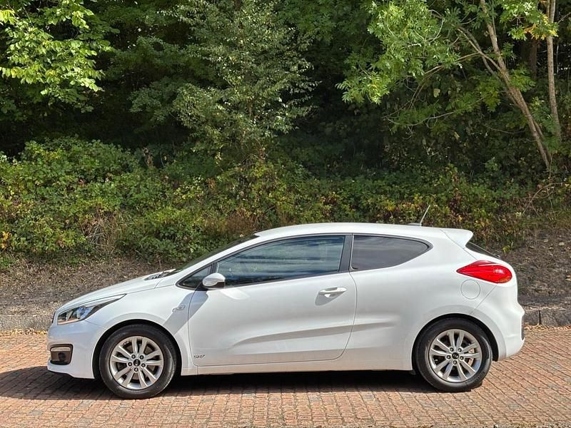 Used Kia ProCeed 2016 White Hatchback
