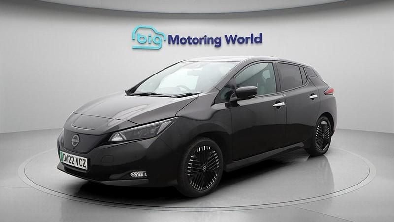 Begagnad Nissan Leaf Tekna 110 kW (150 HK) 2022 Svart Halvkombi