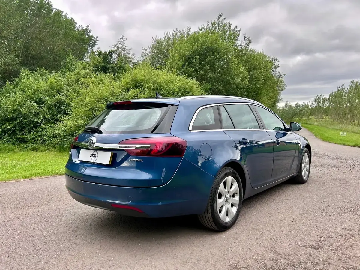 Used Vauxhall Insignia 136 HP (100 kW) 2016 Blue Estate