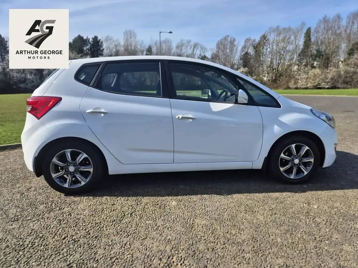 Used Hyundai ix20 SE 116 HP (85 kW) 2017 White Hatchback