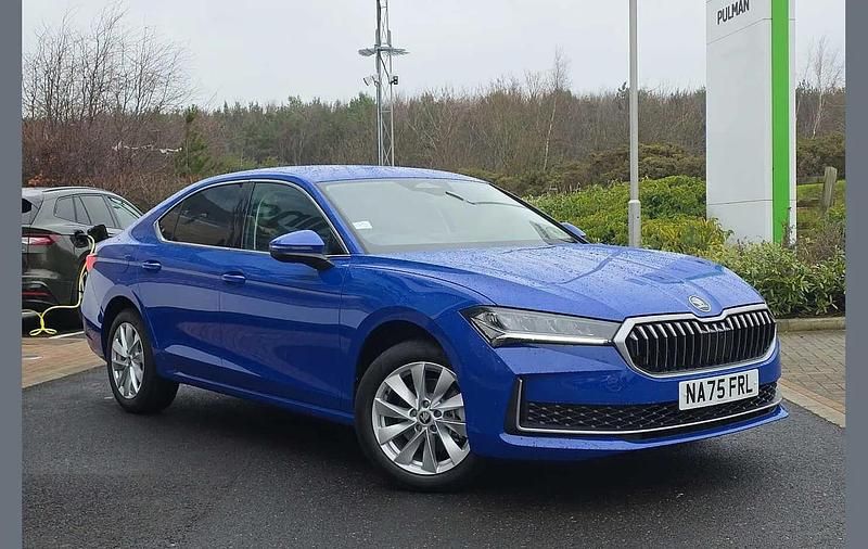 Energy blue New 2025 Skoda Superb SE Technology Hatchback | £30,995 (Super price) - Image 1/4