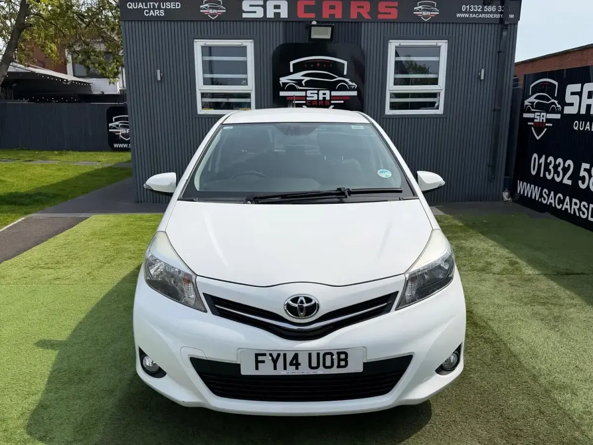 Używany Toyota Yaris Plus 99 KM (72 kW) 2014 Biały Hatchback