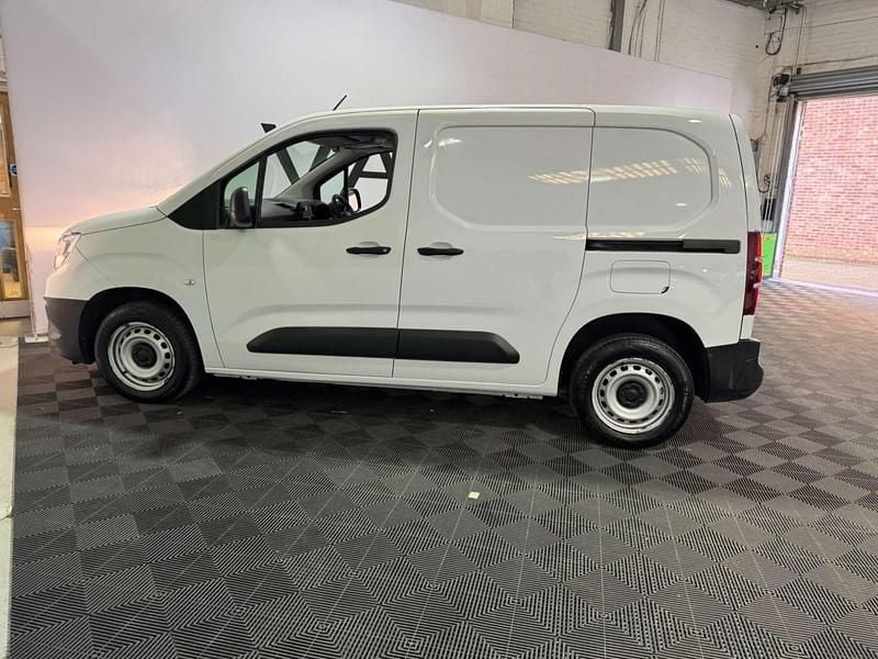 Used Vauxhall Combo 100 HP (73 kW) 2022 White MPV