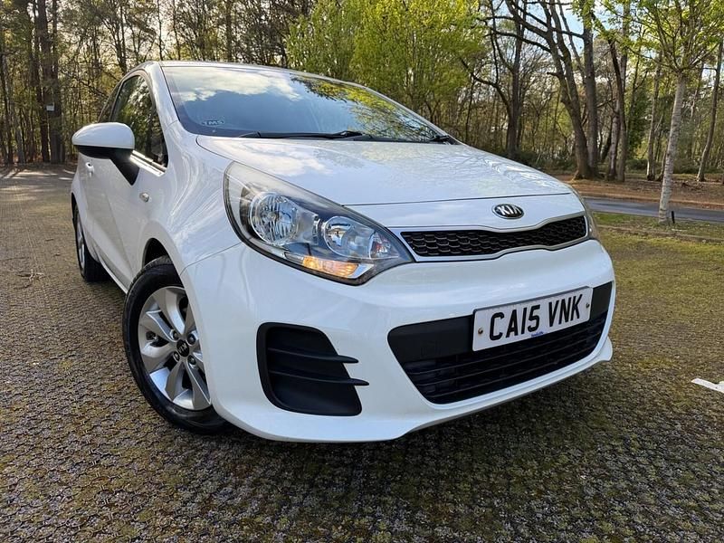 Begagnad Kia Rio 2015 Vit Halvkombi