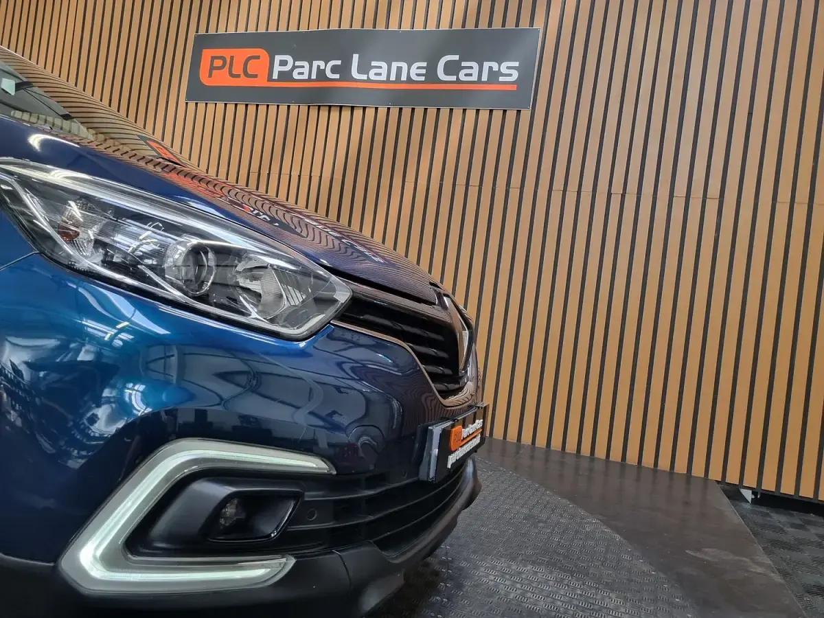 Used Renault Captur Dynamique 90 HP (66 kW) 2017 Blue/cream SUV