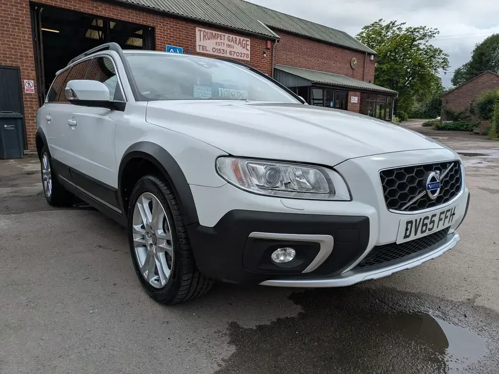 Used Volvo XC70 SE Lux 2015 White Estate