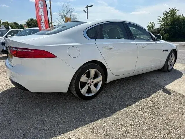 Gebraucht Jaguar XF Portfolio 180 PS (132 kW) 2016 Weiß Limousine