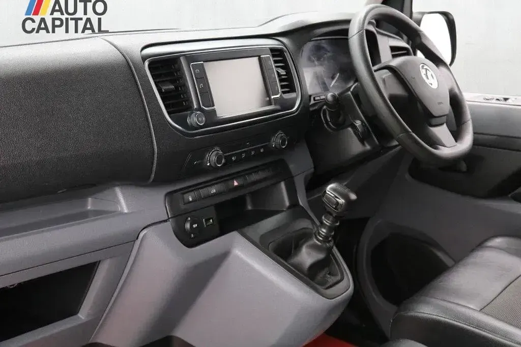 Used Vauxhall Vivaro 100 HP (73 kW) 2021 White MPV