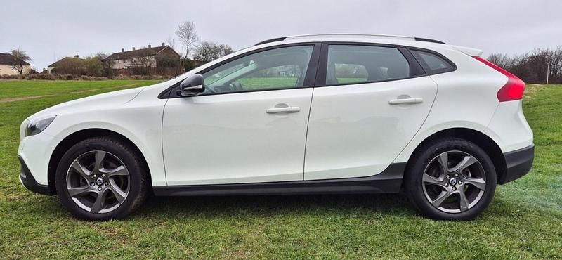 Used Volvo V40 2013 White Hatchback