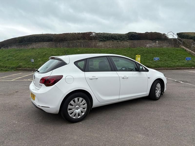 Used Vauxhall Astra S 110 HP (80 kW) 2013 White Hatchback