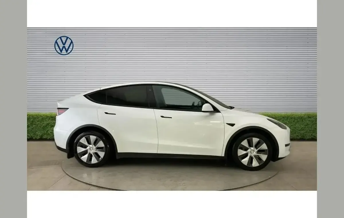 Begagnad Tesla Model Y RWD 219 kW (299 HK) 2023 Vit SUV