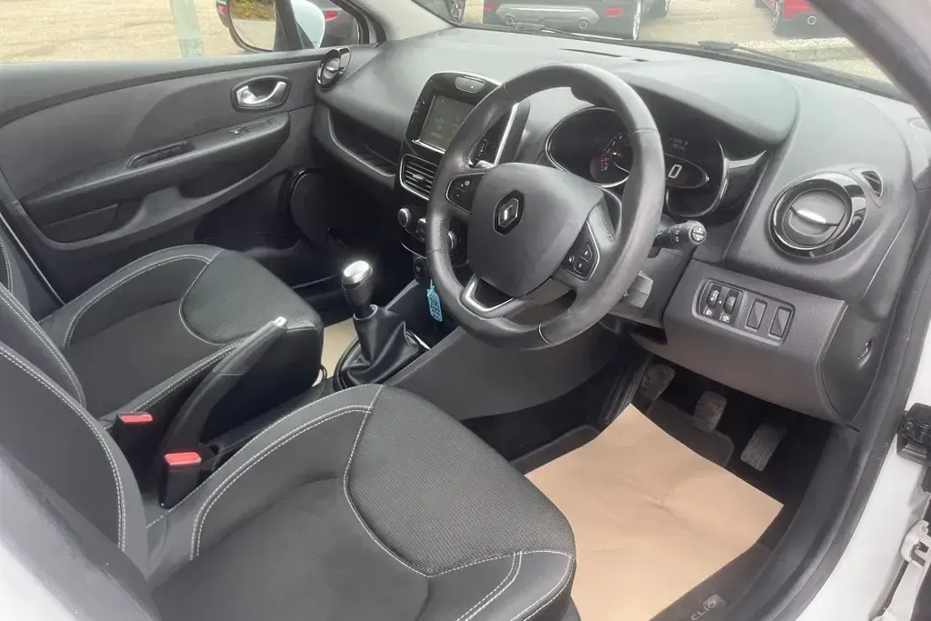 Used Renault Clio Dynamique 75 HP (55 kW) 2017 Glacier white Hatchback