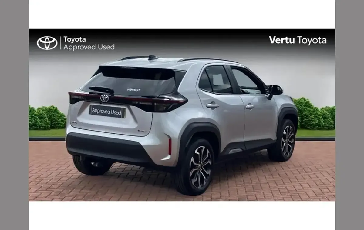 Used Toyota Yaris Cross Design 113 HP (83 kW) 2025 Silver SUV