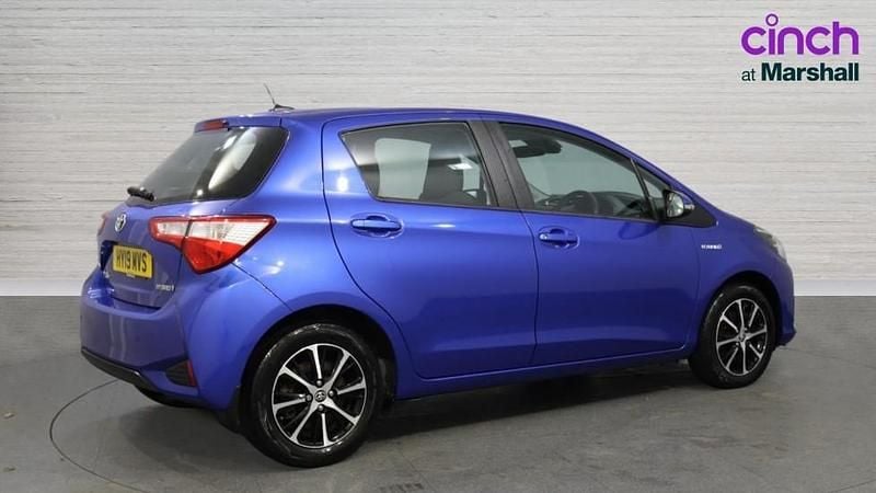 Used Toyota Yaris Hybrid 100 HP (73 kW) 2019 Blue