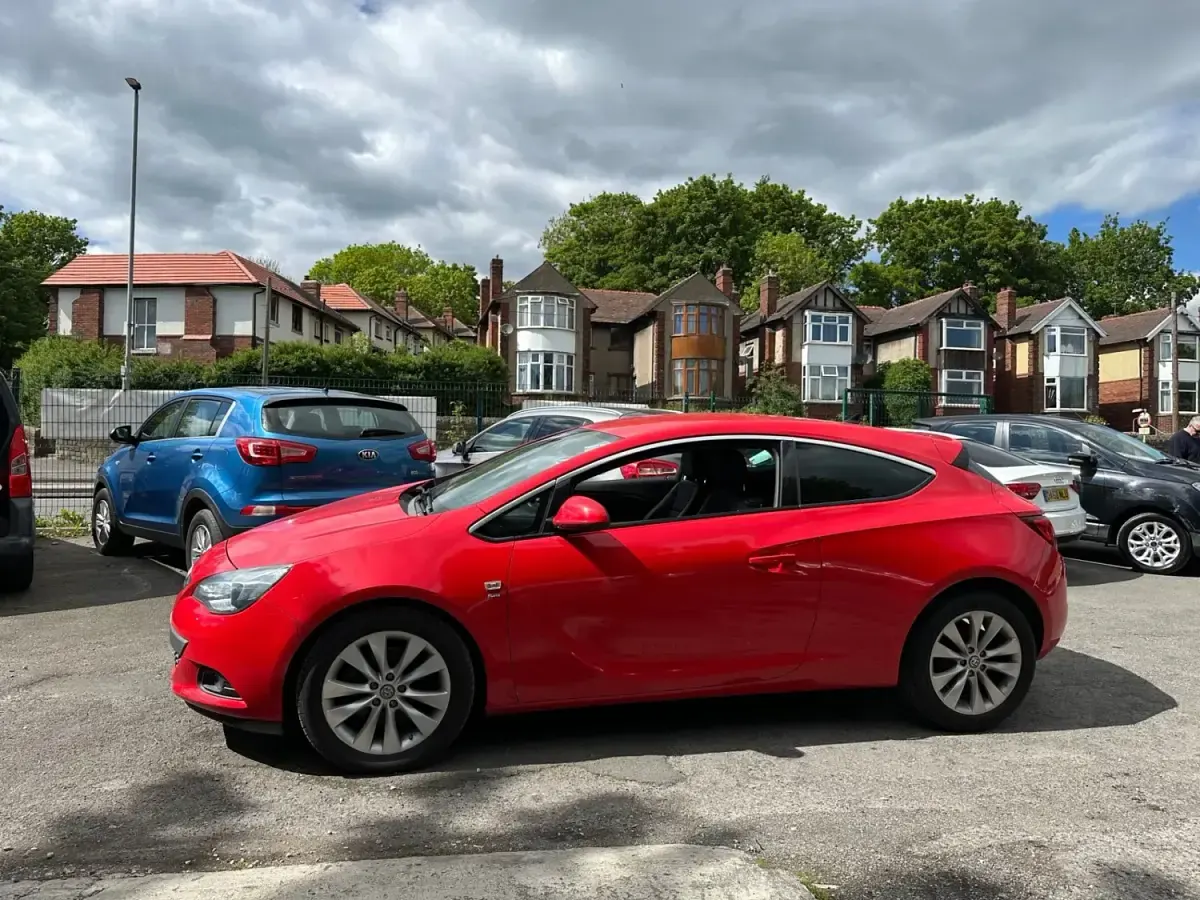 Używany Vauxhall Astra GTC SRi 2015 Czerwony Hatchback
