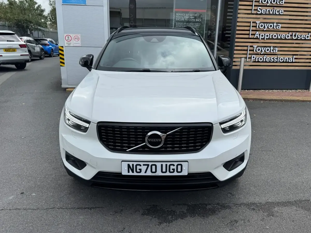 Used Volvo XC40 R-Design 2020 Pearl white SUV