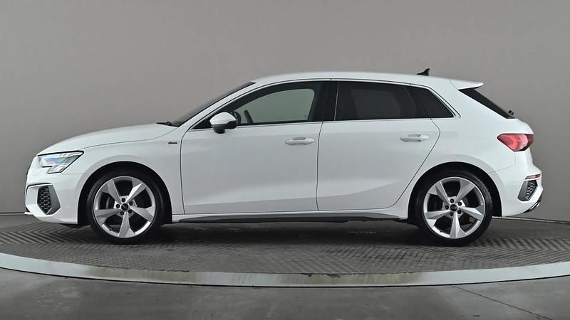 Begagnad Audi A3 S-Line 150 HK (110 kW) 2023 Vit Sedan