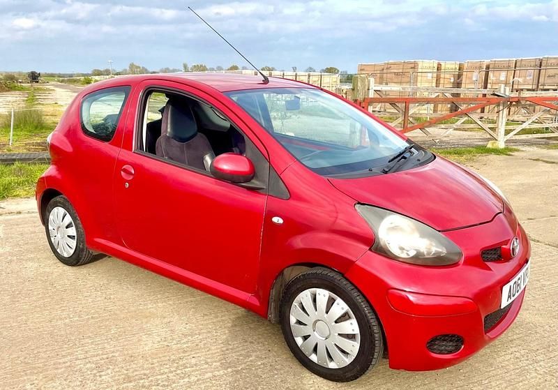Usado Toyota Aygo 68 HP (50 kW) 2011 Vermelho Citadino