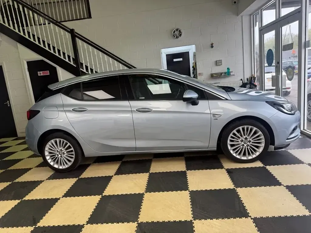 Second-hand Vauxhall Astra Elite 150 CP (110 kW) 2017 Argintiu Hatchback