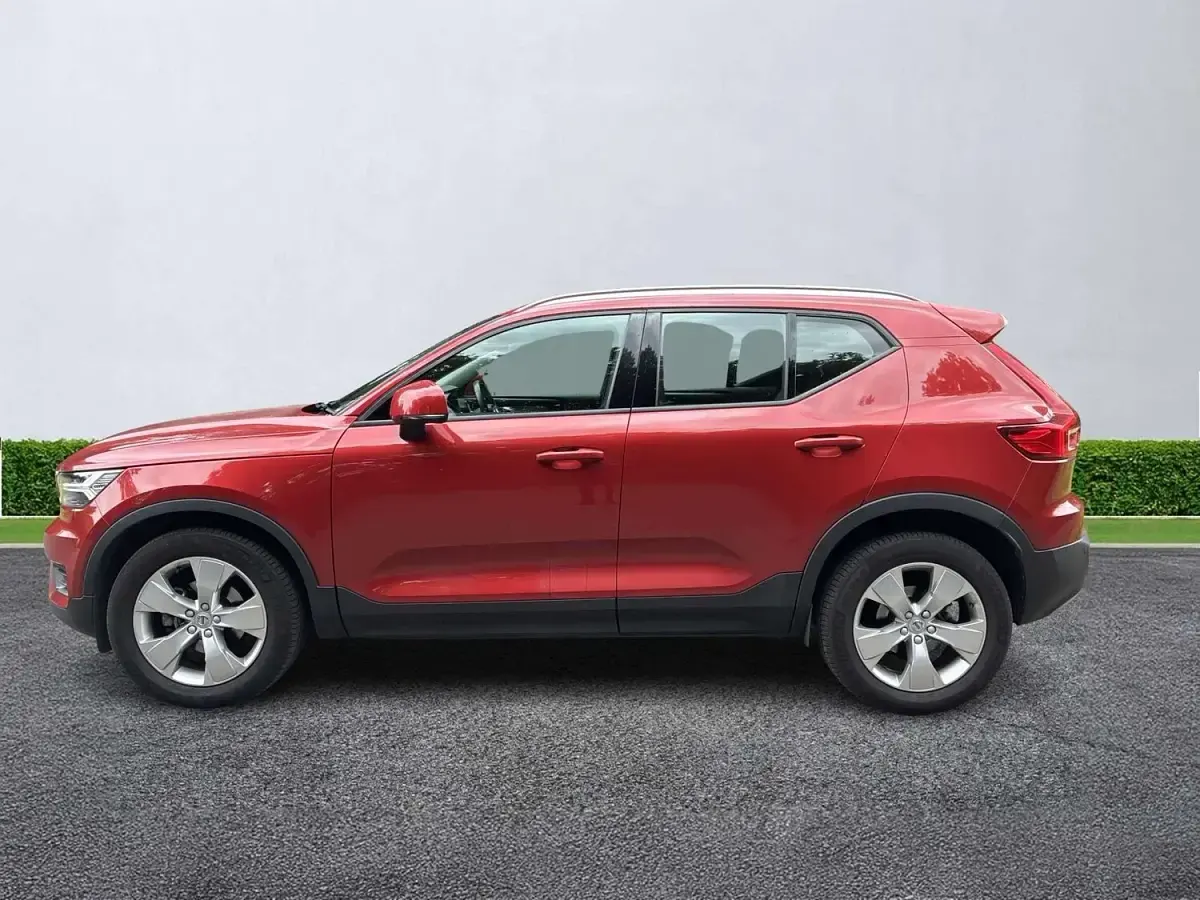 Used Volvo XC40 Momentum 150 HP (110 kW) 2019 Red SUV