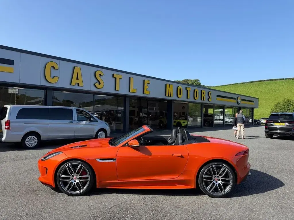 Used Jaguar F-Type R 550 HP (404 kW) 2016 Orange Cabriolet