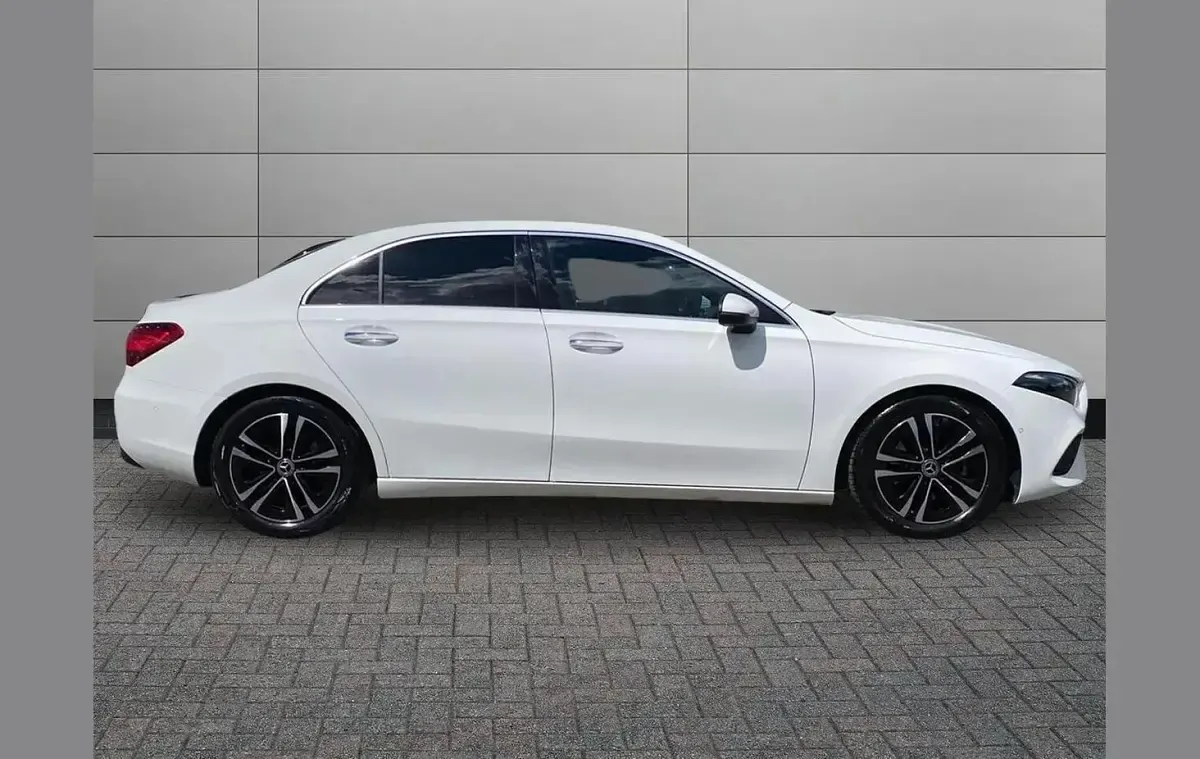 Używany Mercedes A200 Executive 161 KM (118 kW) 2023 Biały Sedan/Limuzyna