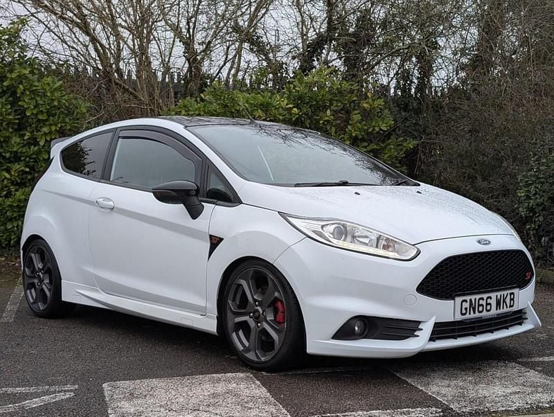 Used Ford Fiesta ST 182 HP (133 kW) 2016 White Hatchback