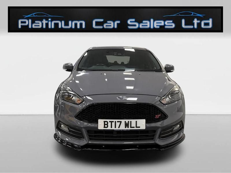 Usado Ford Focus ST 185 CV (136 kW) 2017 Gris Utilitario