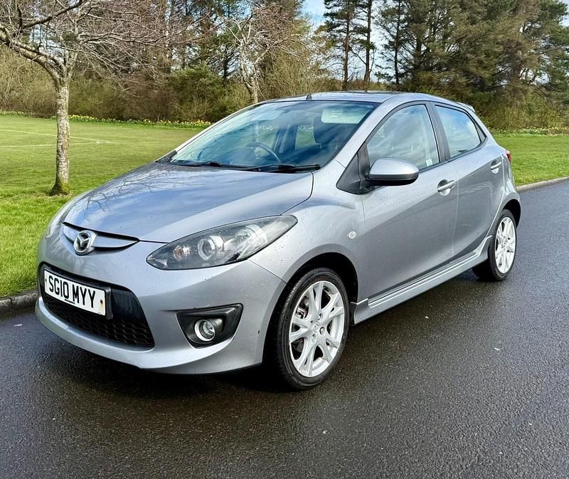 Begagnad Mazda 2 2010 Silver Halvkombi