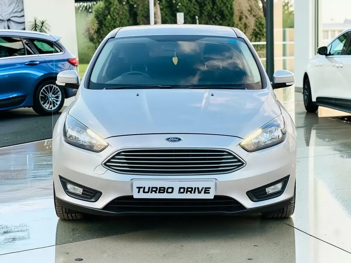 Begagnad Ford Focus Zetec 125 HK (91 kW) 2018 Silver Halvkombi