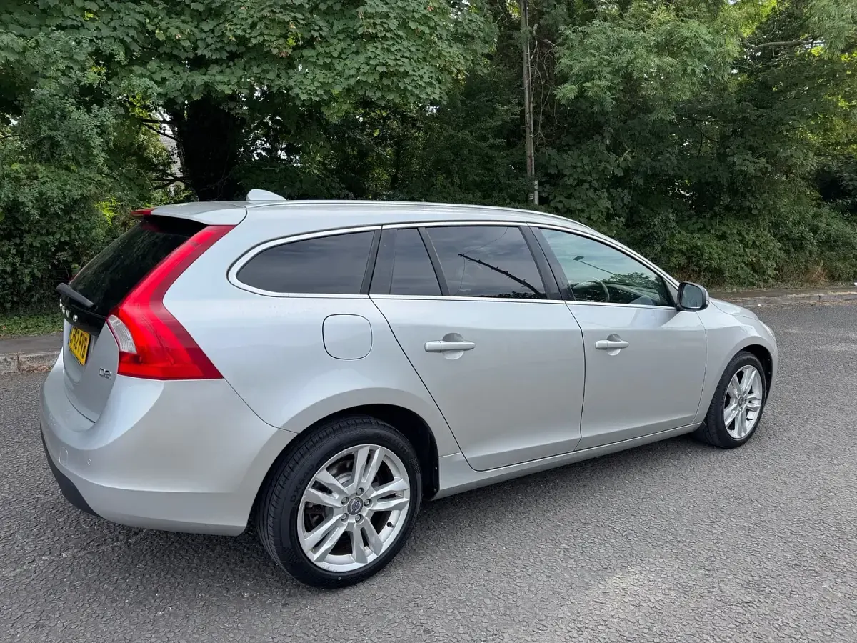 Used Volvo V60 SE Lux 115 HP (84 kW) 2012 Silver Estate