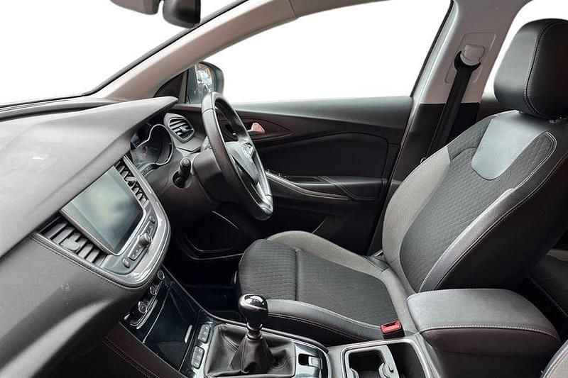 Used Vauxhall Grandland X SRi 130 HP (95 kW) 2019 White SUV