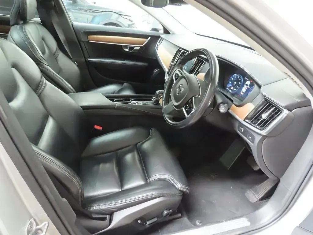 Used Volvo V90 Inscription 190 HP (139 kW) 2018 Silver Estate