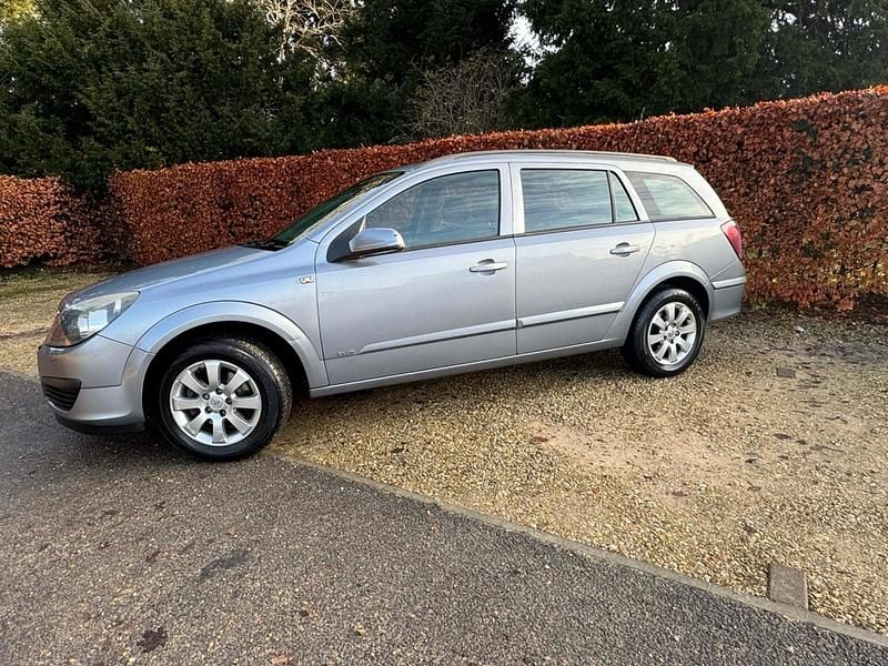 Used Vauxhall Astra Club 123 HP (90 kW) 2006 Silver Estate