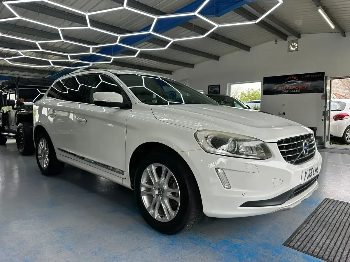 Used Volvo XC60 SE Lux 2015 White SUV