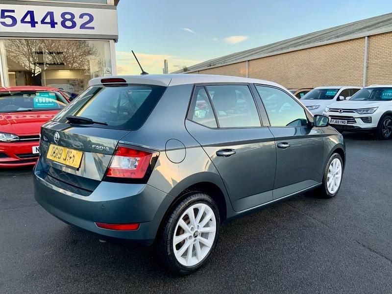 Usado Skoda Fabia Colour Edition 75 HP (55 kW) 2019 Cinzento Citadino