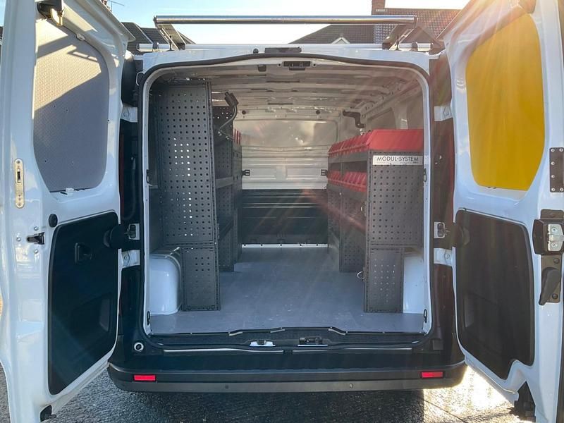 Second-hand Vauxhall Vivaro 120 CP (88 kW) 2018 Alb Monovolum