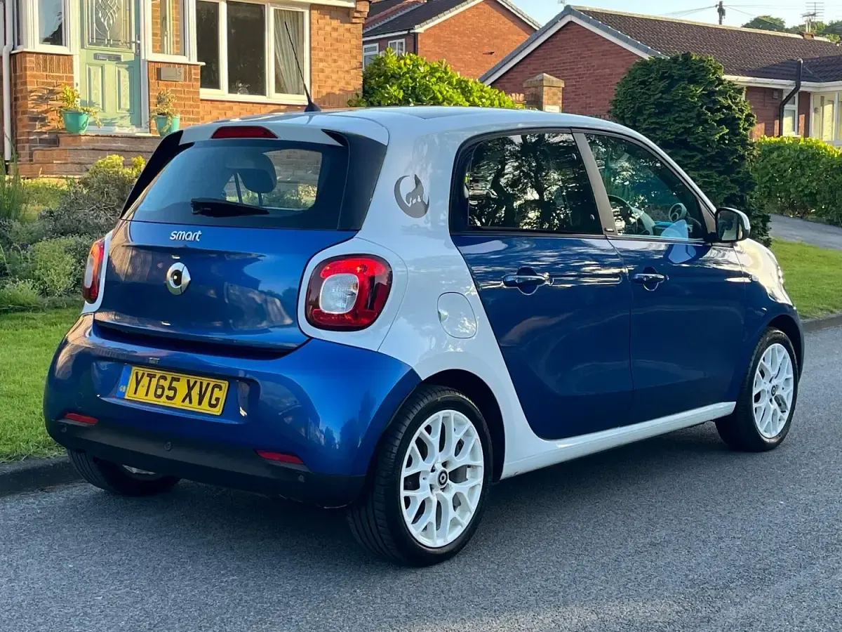 Used Smart ForFour Premium 90 HP (66 kW) 2015 Blue Hatchback