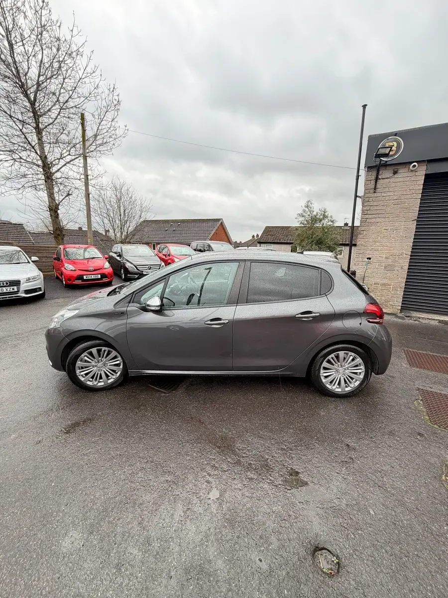 Used Peugeot 208 Signature Sky 2019 Grey Hatchback