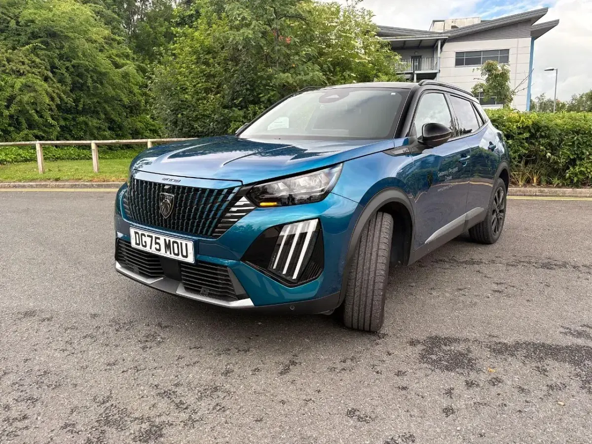 Used Peugeot 2008 Premium 129 HP (94 kW) 2025 Blue SUV