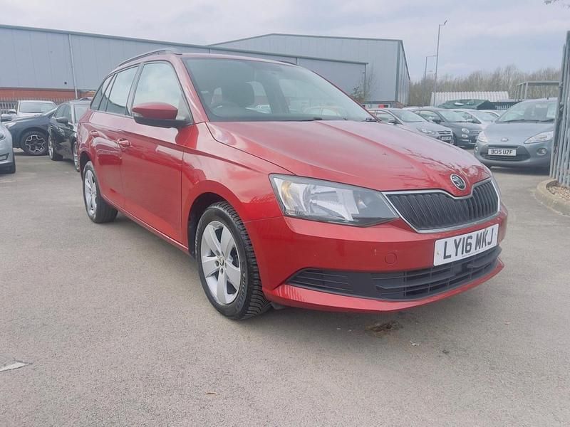 Used Skoda Fabia SE 90 HP (66 kW) 2016 Red Estate