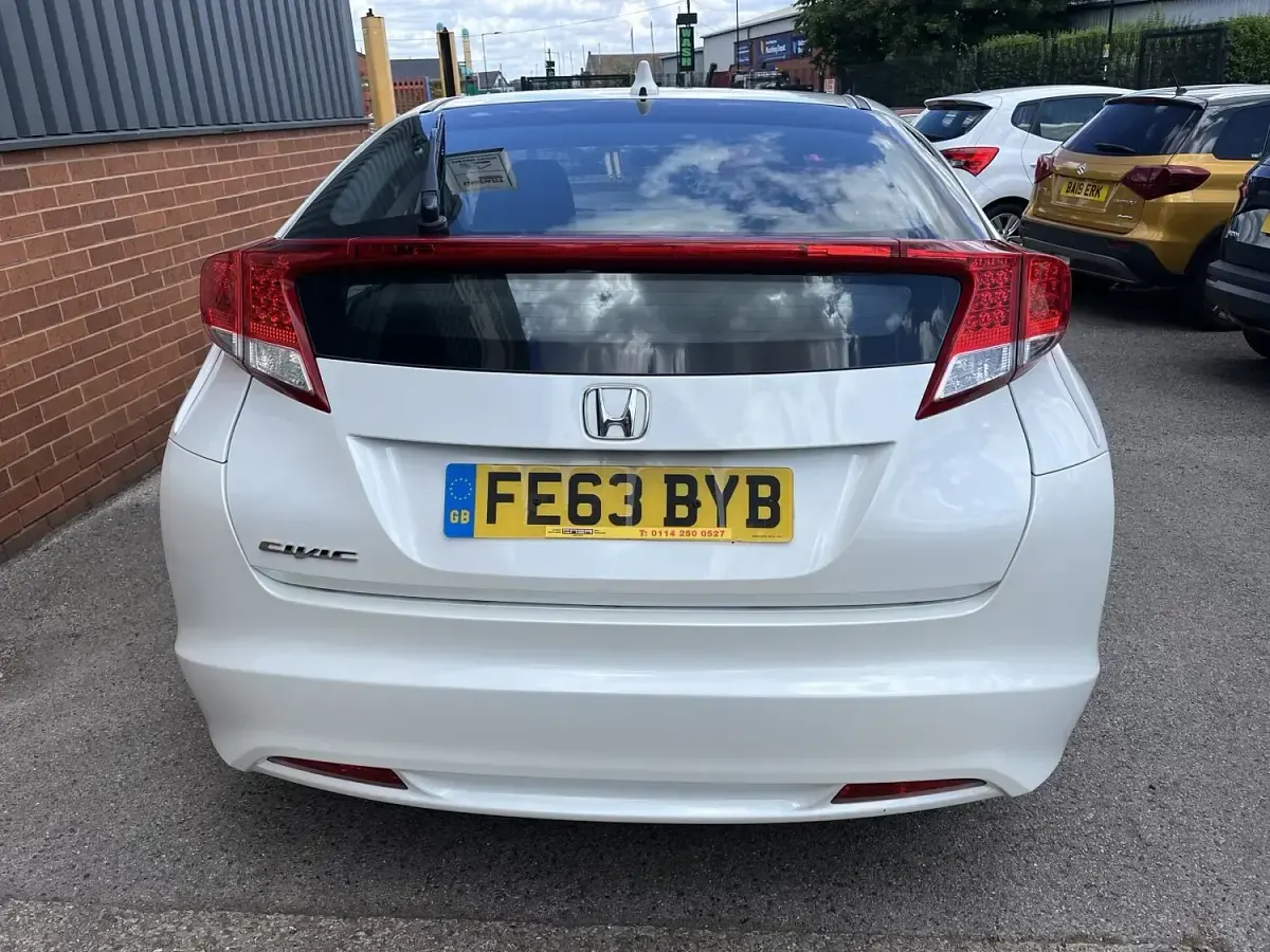Used Honda Civic SE 140 HP (102 kW) 2013 White Hatchback