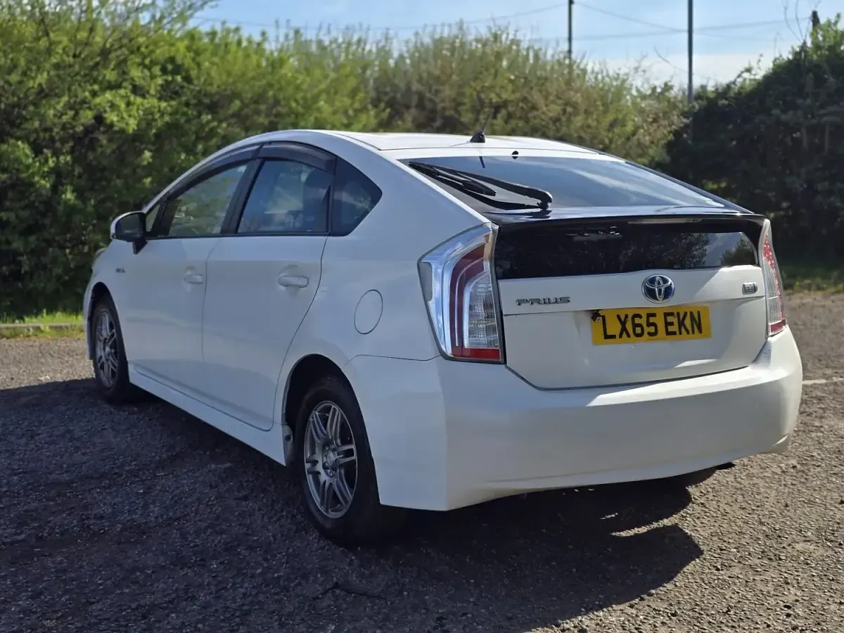 Used Toyota Prius 2015 White Hatchback