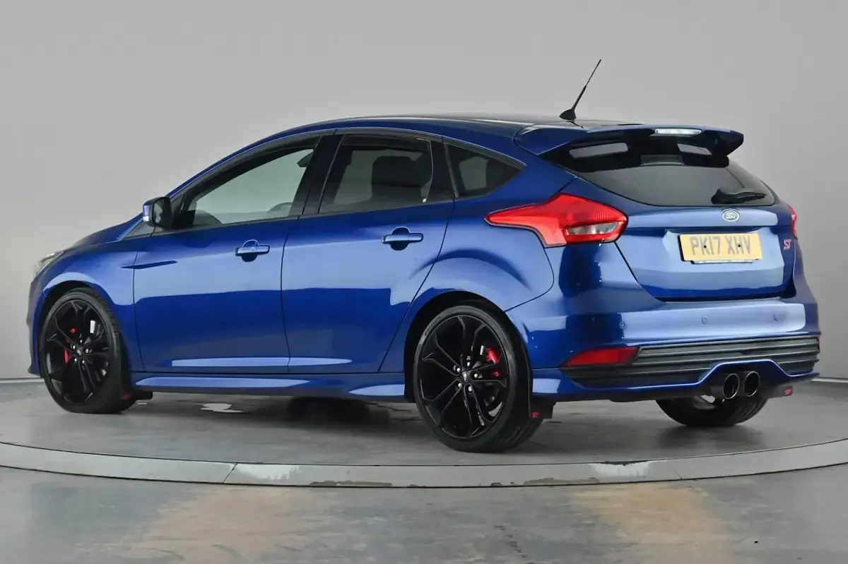 Used Ford Focus ST 250 HP (183 kW) 2017 Blue Hatchback